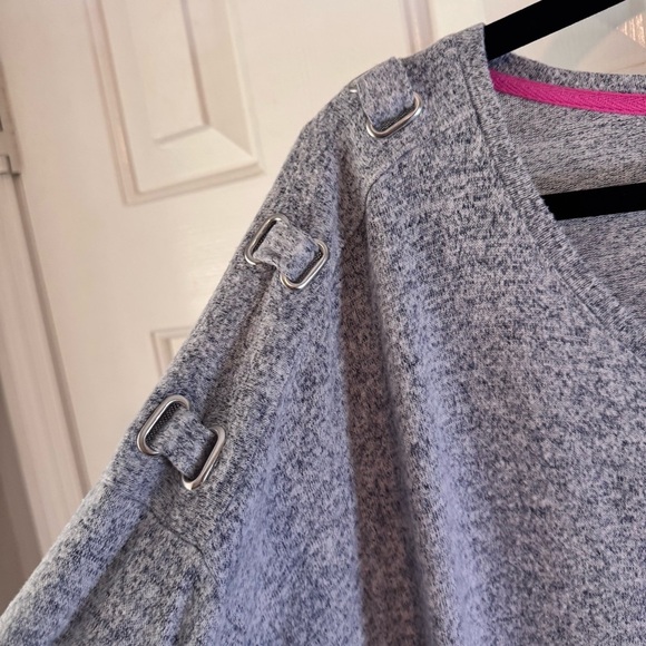 Verve Ami Women's Gray Long Sleeve  Top SZ 1X with Shoulder Buckle Detail - Picture 7 of 9
